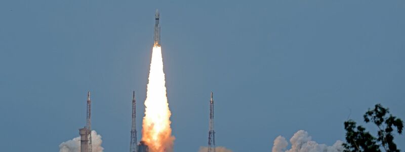 Das indische Raumschiff Chandrayaan-3 startet vom Satish Dhawan Space Centre. - Foto: Aijaz Rahi/AP/dpa