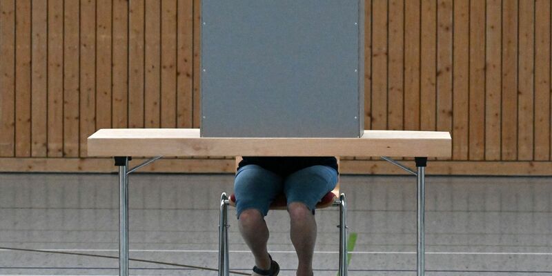 Eine Frau gibt in einem Wahllokal ihre Stimme ab. - Foto: Martin Schutt/dpa