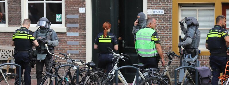 Polizeibeamte stehen am Tatort: Im niederländischen Leiden sind bei einer Attacke mit einer Stichwaffe mehrere Menschen verletzt worden, ein Mann starb. - Foto: Wouter Hoeben/ANP/dpa