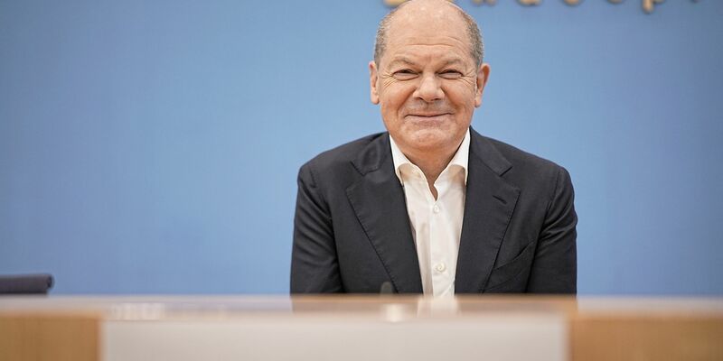 Kurz vor seinem Urlaub stellt sich Olaf Scholz den Fragen der Hauptstadtjournalisten und sorgt für den ein oder anderen Lacher. - Foto: Michael Kappeler/dpa