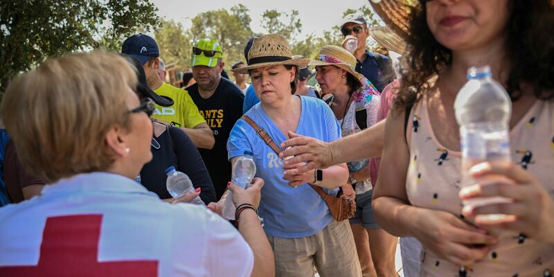 Touristenmassen beim Parthenon-Tempel auf der Akropolis. - Foto: Angelos Tzortzinis/dpa