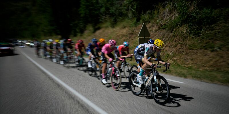 Das Fahrerfeld unter der Führung von Matej Mohoric aus Slowenien. - Foto: Daniel Cole/AP/dpa