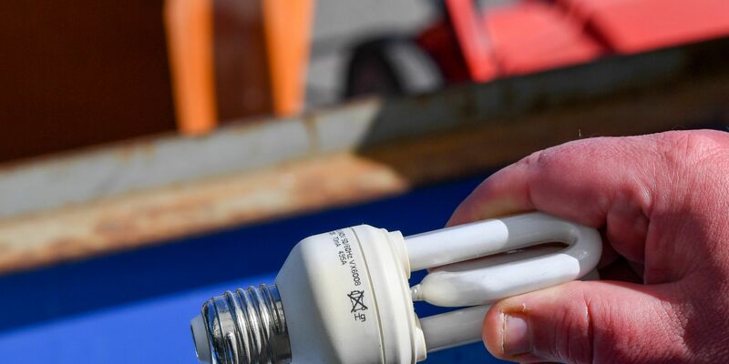 Die Herstellung sowie der Import und Export von Produkten mit Quecksilber soll eingestellt werden. Das betrifft auch Lampen. - Foto: Jens Kalaene/dpa-Zentralbild/dpa