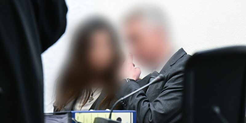 Der Angeklagte (r) im Prozess um sexuelle Nötigung sitzt im Mai im Gerichtssaal. - Foto: Bernd Weißbrod/dpa