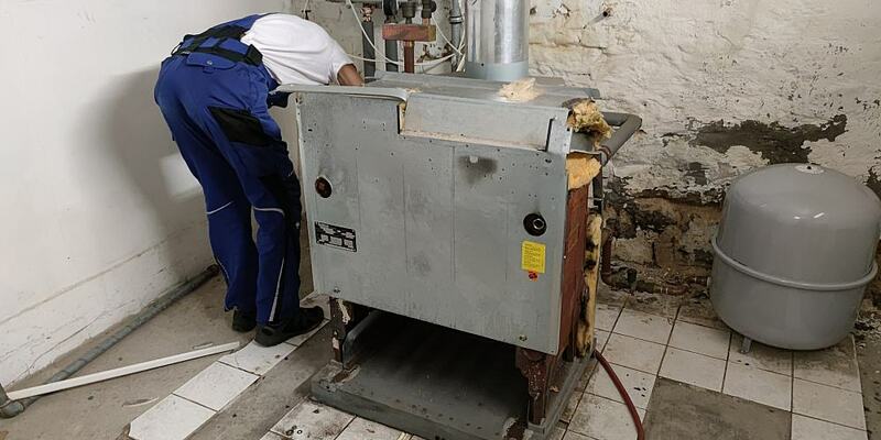 Ausbau einer alten Gasheizung am 10.07.2023 - Foto: ?ber dts Nachrichtenagentur