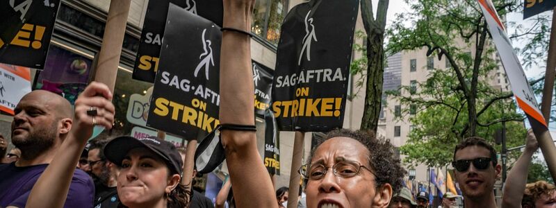 Mit Plakaten und Sprechchören starten die Schauspielerinnen und Schauspieler in mehreren Städten in den USA in den Streik. - Foto: Bebeto Matthews/AP/dpa