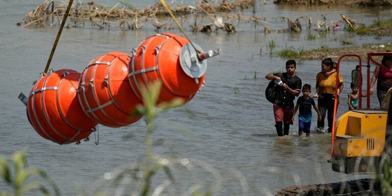 Die schwimmende Barriere soll Migranten daran hindern, von Mexiko nach Texas zu gelangen. - Foto: Eric Gay/AP
