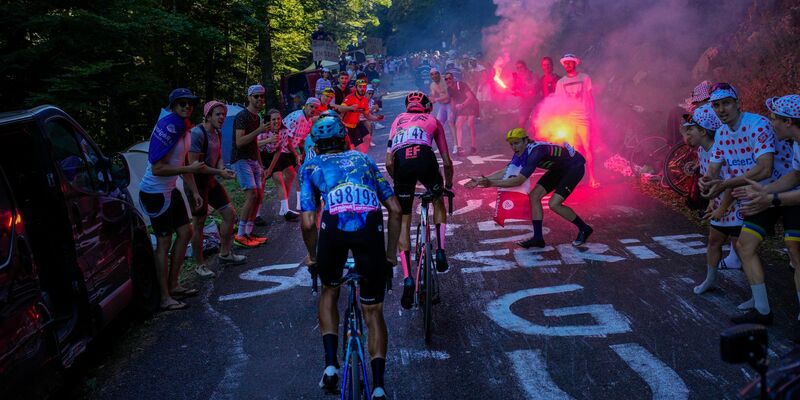 Fans feuern James Shaw (M) aus Großbritannien und Harold Tejada aus Kolumbien an. - Foto: Daniel Cole/AP/dpa