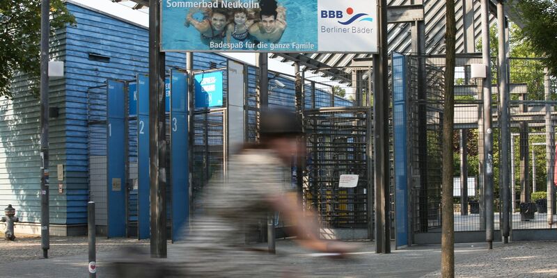 Das Columbiabad in Neukölln ist nach Auseinandersetzungen derzeit noch geschlossen. - Foto: Viola Lopes/dpa