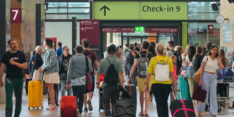Während der Sommerferien wird mit rund 3,5 Millionen Fluggästen am BER gerechnet. - Foto: Soeren Stache/dpa