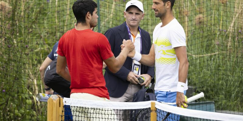 Novak Djokovic (r) und Carlos Alcaraz trafen bislang zweimal aufeinander. - Foto: Peter Klaunzer/KEYSTONE/dpa