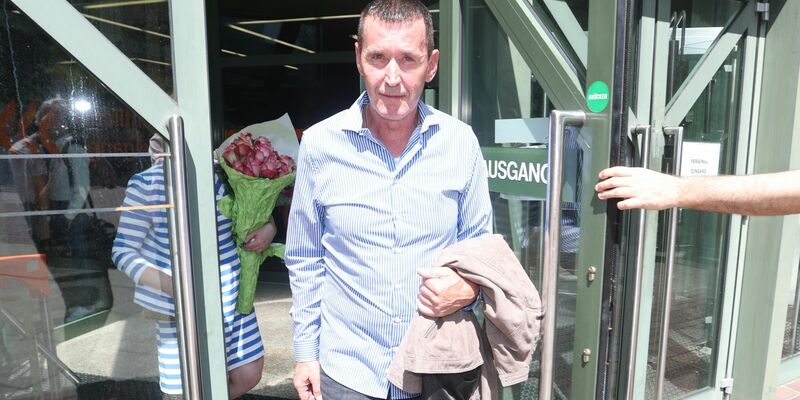 Manfred Genditzki verlässt nach der Urteilsverkündung im Wiederaufnahmeverfahren um den sogenannten Badewannen-Mordfall das Gericht in München. - Foto: Karl-Josef Hildenbrand/dpa