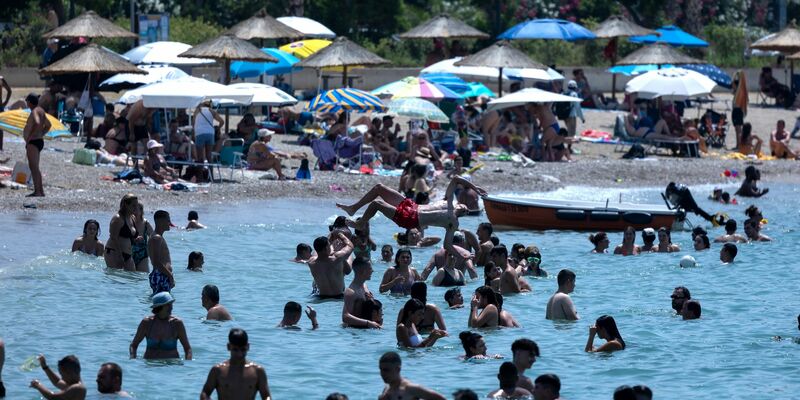 Das Meer vor Athens Vorort Glyfada verspricht ein wenig Abkühlung. - Foto: Yorgos Karahalis/AP/dpa
