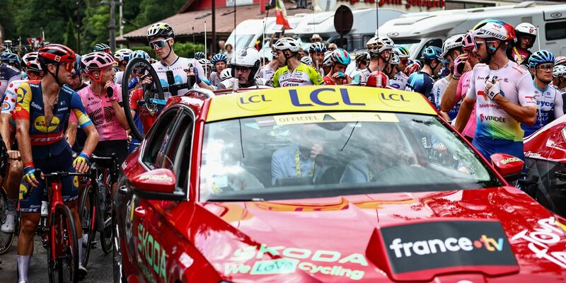 Die 14. Etappe wurde nach einem Massensturz für etwa 23 Minuten unterbrochen. - Foto: Anne-Christine Poujoulat/AFP/dpa