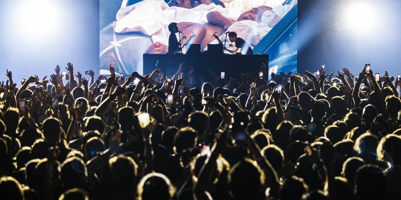 Das Musik-Duo The Blaze aus Frankreich tritt auf der Lab-Bühne beim 57. Montreux Jazz Festival (MJF) auf. - Foto: Valentin Flauraud/KEYSTONE/dpa