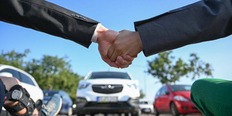 Mitglieder der Protestgruppe Letzte Generation nehmen an einer Sitzblockade an der Autobahnabfahrt am Elbepark in Dresden teil. - Foto: Robert Michael/dpa