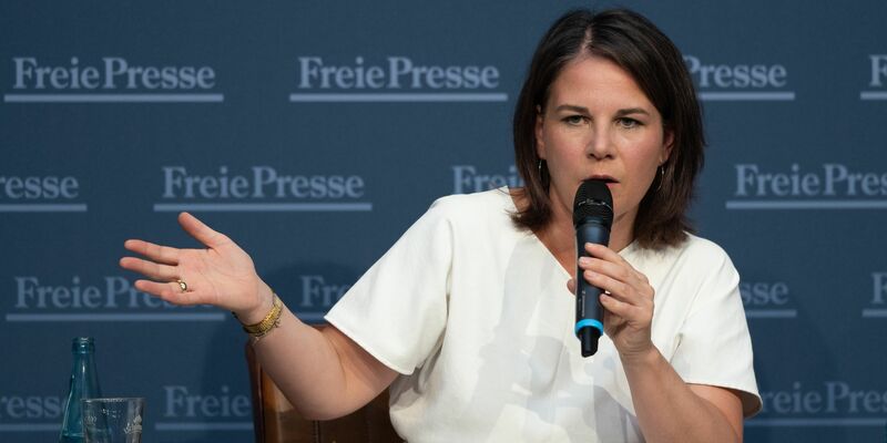 Annalena Baerbock wünscht sich Frieden für die Ukraine. - Foto: Hendrik Schmidt/dpa