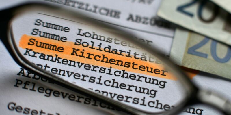 Unter den gesetzlichen Abgaben ist auf einer Abrechnung die Kirchensteuer ausgewiesen. - Foto: Hendrik Schmidt/dpa-Zentralbild/dpa