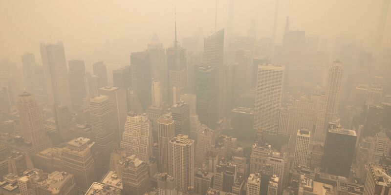 New York ist inmitten von Rauch zu sehen, der durch Waldbrände in Kanada verursacht wurde. - Foto: Yuki Iwamura/AP/dpa