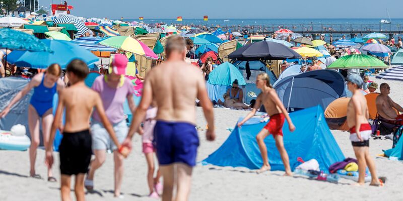 Urlauber am Ostseestrand in Grömitz: Nicht jeder kann es sich leisten, in den Ferien wegzufahren. - Foto: Markus Scholz/dpa