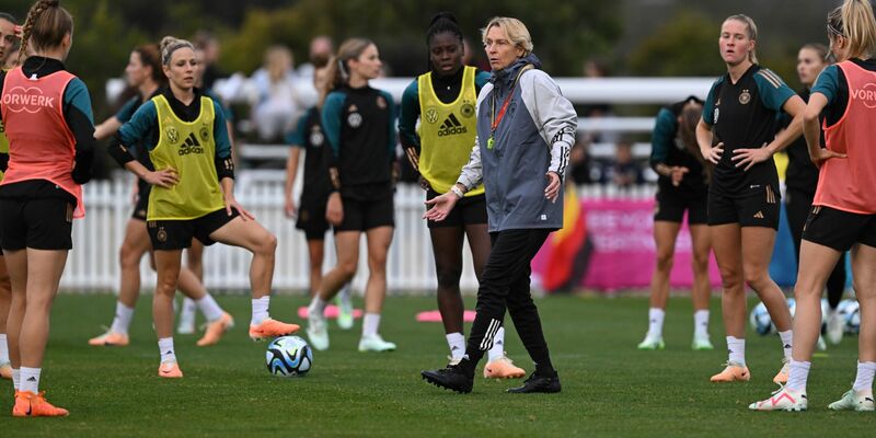 Die DFB-Frauen wollen gegen Kolumbien unnötigen Zweikämpfen aus dem Weg gehen. - Foto: Dean Lewins/AAP/dpa