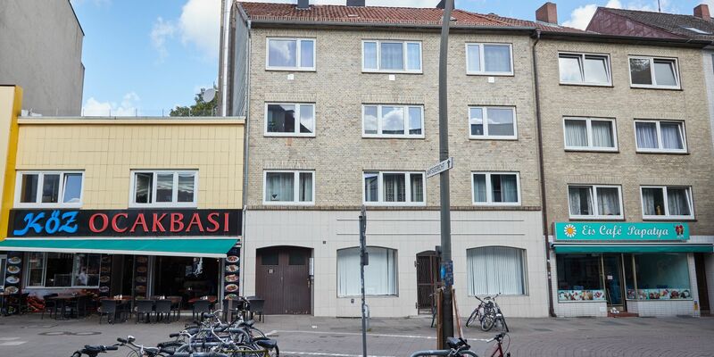 Blick auf das Mehrfamilienhaus in Hamburg-Harburg, aus dem ein Junge in die Tiefe stürzte. - Foto: Georg Wendt/dpa