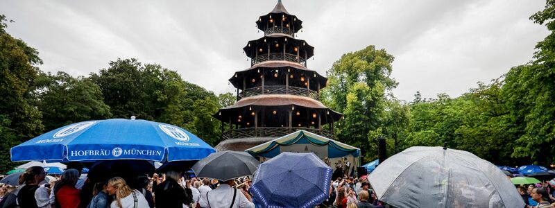 Kocherlball am Chinesischen Turm in Münchens Englischem Garten: Das Wetter hat es nicht so gut gemeint mit den Frühaufstehern. - Foto: Uwe Lein/dpa