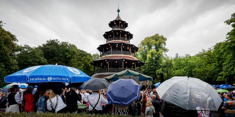 Kocherlball am Chinesischen Turm in Münchens Englischem Garten: Das Wetter hat es nicht so gut gemeint mit den Frühaufstehern. - Foto: Uwe Lein/dpa