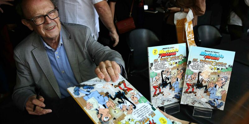 Der spanische Comic-Zeichner Francisco Ibáñez bei einer Signierstunde (2015). Jetzt ist er mit 87 Jahren gestorben. - Foto: Toni Albir/EFE/epa/dpa