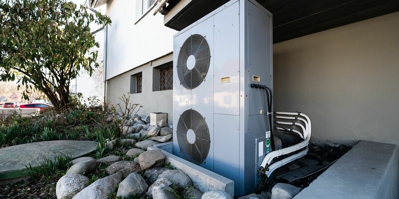 Lüftungsanlage einer Wärmepumpe: Die Nachfrage nach Wärmepumpen ist deutlich zurückgegangen. - Foto: Silas Stein/dpa