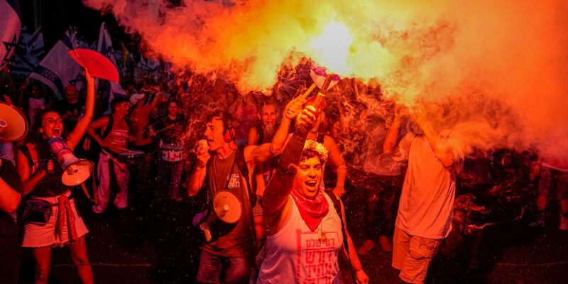 Menschen protestieren gegen die Pläne von Ministerpräsident Netanjahu zur Überarbeitung des Justizsystems. - Foto: Ariel Schalit/AP/dpa
