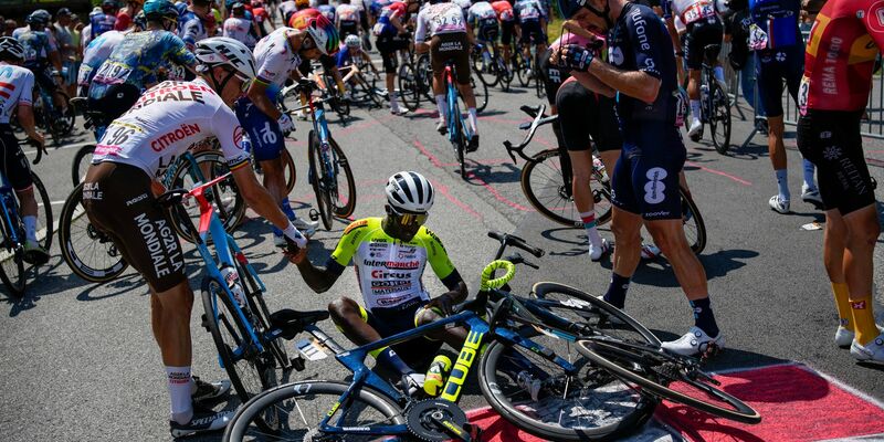 Ein Zuschauer löste auf der 15. Tour-Etappe einen Massensturz aus. - Foto: Daniel Cole/AP/dpa