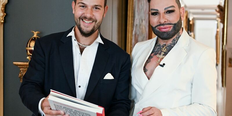 Harald Glööckler (r) und  Marc-Eric Lehmann zeigen sich gemeinsam in der Wohnung des Designers. - Foto: Jens Kalaene/dpa