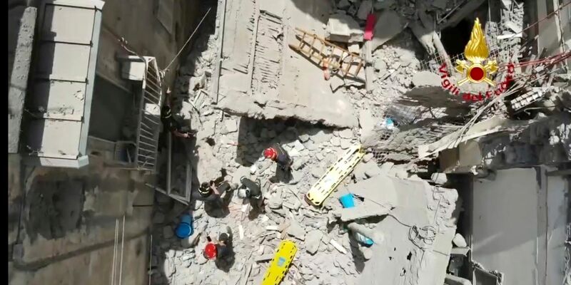 Ein Flügel des eingestürzten dreistöckigen Wohnhauses in Torre Del Greco. - Foto: ---/Vigili del fuoco/AP/dpa