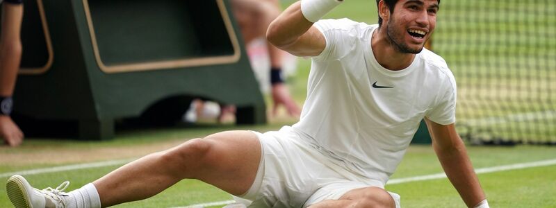 Nach fünf Sätzen fiel Carlos Alcaraz erleichtert nach seinem ersten Wimbledon-Sieg auf den Boden. - Foto: Victoria Jones/PA Wire/dpa