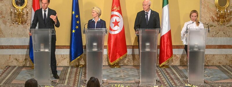 Mark Rutte (v.l.), Ursula von der Leyen, Kais Saied und Giorgia Meloni im Präsidentenpalast in Karthago. - Foto: Uncredited/Tunisian Presidency/AP/dpa