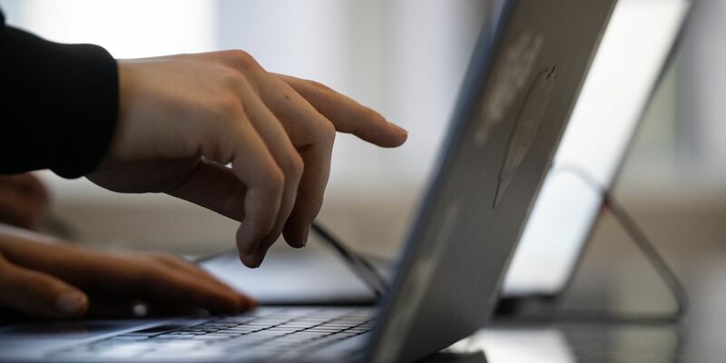 Personen arbeiten in einem Coworking-Space. - Foto: Sebastian Gollnow/dpa