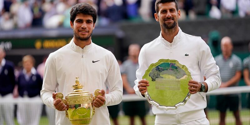 Sieger und Besiegter: Carlos Alcaraz (l) und Novak Djokovic.. - Foto: Alberto Pezzali/AP/dpa