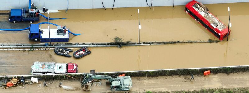 Eine überflutete Straße, die zu einem Tunnel führt. - Foto: Kim Ju-hyung/Yonhap/AP/dpa