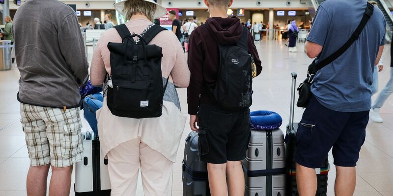 Familie am Flughafen Hamburg: Die Menschen fahren wieder häufiger ins Ausland und nutzen dafür auch eher wieder das Flugzeug, das in der Pandemie gemieden worden war. - Foto: Christian Charisius/dpa