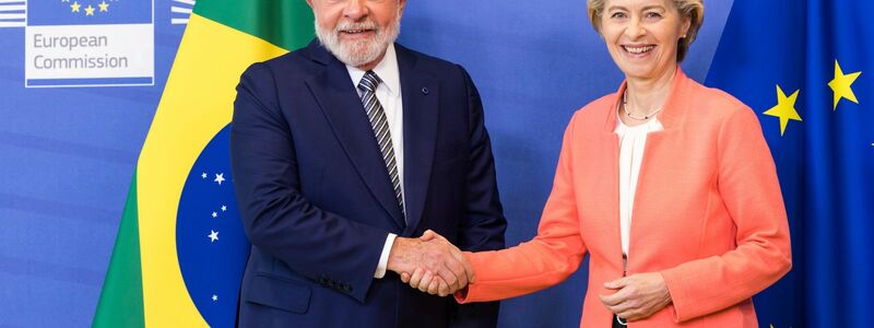 EU-Kommissionspräsidentin Ursula von der Leyen begrüßt den brasilianischen Präsidenten Luiz Inácio Lula da Silva in Brüssel. - Foto: Geert Vanden Wijngaert/AP/dpa