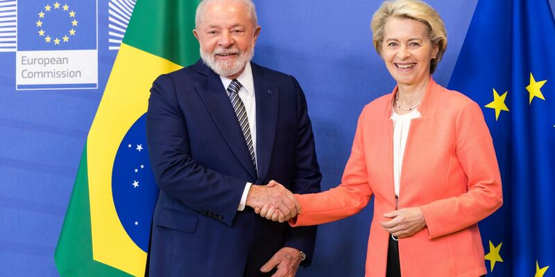 EU-Kommissionspräsidentin Ursula von der Leyen begrüßt den brasilianischen Präsidenten Luiz Inácio Lula da Silva in Brüssel. - Foto: Geert Vanden Wijngaert/AP/dpa