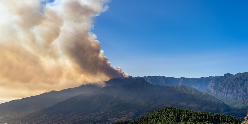 Rauch steigt von einem Waldbrand auf. Das seit Samstagmorgen in der Nähe der Ortschaft Puntagorda im Nordwesten der Insel La Palma wütende Feuer hat knapp 4000 Hektar erfasst. - Foto: ---/EUROPA PRESS/dpa