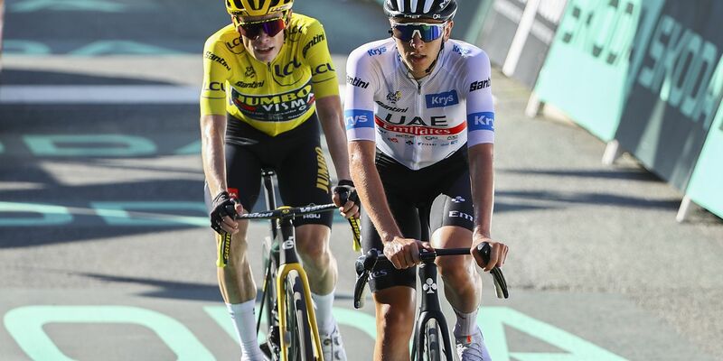 Liefern sich bei der Tour einen Kampf um die Sekunden: Jonas Vingegaard (l) und Tadej Pogacar. - Foto: David Pintens/Belga/dpa