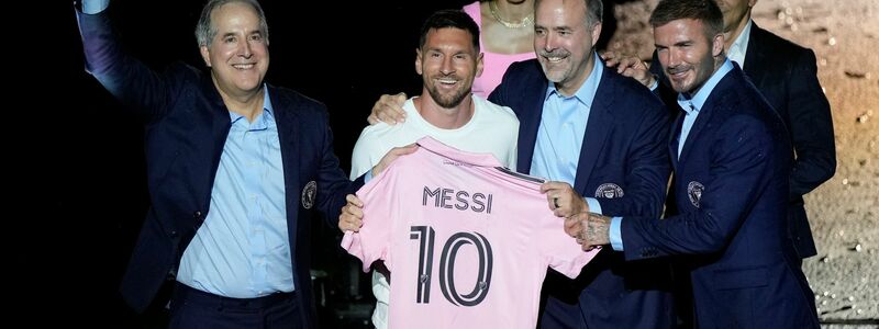 Der argentinische Superstar Lionel Messi trägt aktuell beim US-Club Inter Miami an Spieltagen den Rosa-Ton «Pantone 1895C». - Foto: Rebecca Blackwell/AP/dpa