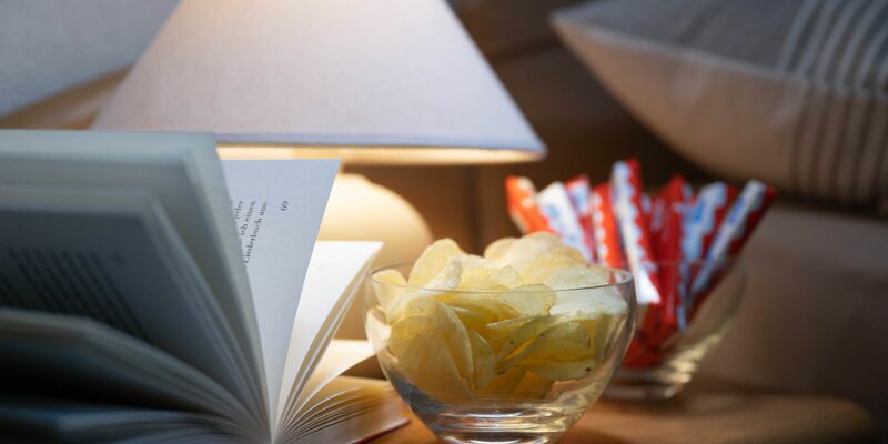 In Stresssituationen sind Schokolade oder Chips oft sehr verlockend. - Foto: Hendrik Schmidt/dpa