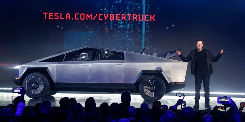 Tesla hat nahezu vier Jahre nach der Präsentation die Produktion seines Elektro-Pickups «Cybertruck» gestartet. - Foto: Ringo H.W. Chiu/AP/dpa