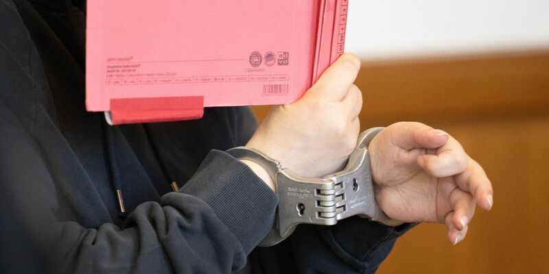 Die Angeklagte soll ihren neun Jahre alten Sohn im Februar 2023 geschlagen und das benommene Kind anschließend in die Badewanne gelegt haben, wo es ertrank. - Foto: Bernd Thissen/dpa