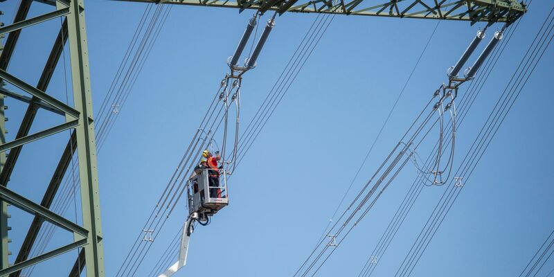In einem Umspannwerk in Brandenburg wird an einer Stromleitung gearbeitet (Symbolbild). Energie ist einer von elf Bereichen, für die im Entwurf des KRITIS-Dachgesetzes besondere Auflagen gemacht werden. - Foto: Christophe Gateau/dpa
