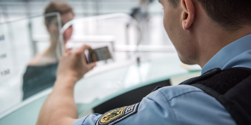 Bundespolizeidirektion München: Gewaltbereiter Fußballfan darf nicht einreisen - Foto: presseportal.de